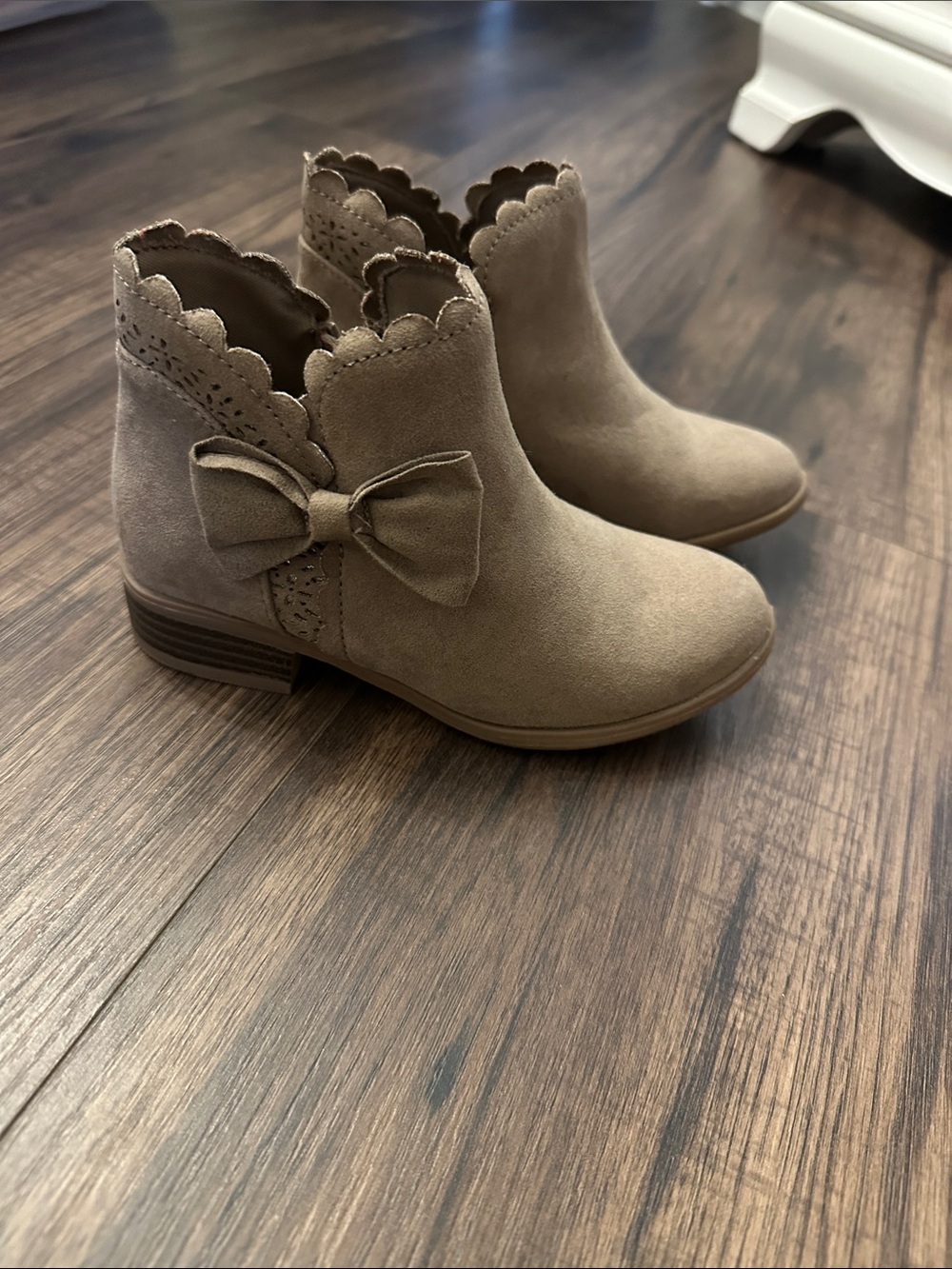 SO Kids Scalloped Bow Ankle Boots - Taupe